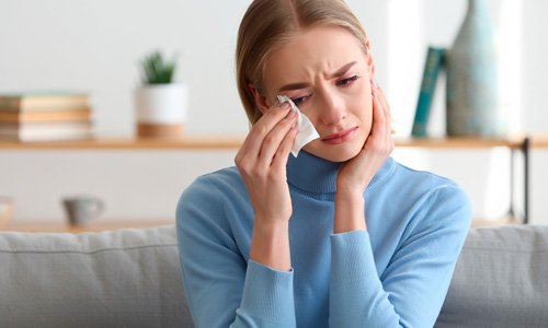 Девушка плачет